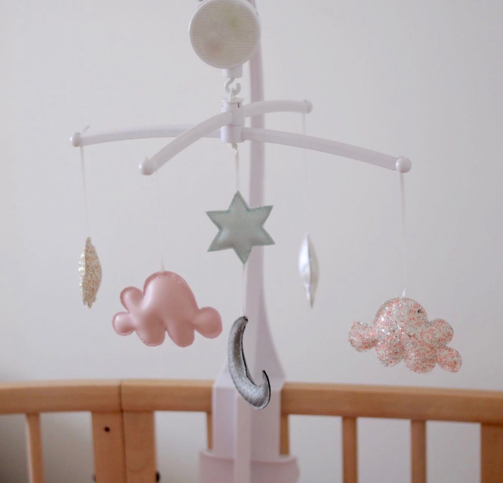 Tutoriel DIY mobile nuage. Faire soi-même son mobile nuage pour bébé. Tutoriel pas à pas. Patrons gratuit. DIY facile. Couture débutant. Tutoriel DIY mobile nuage.