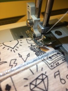 {DIY} Etui à mouchoirs lavables. Tuto couture Zéro déchet. Pas à pas couture facile pour coudre une pochette en tissu pour stocker vos mouchoirs.