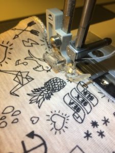 {DIY} Etui à mouchoirs lavables. Tuto couture Zéro déchet. Pas à pas couture facile pour coudre une pochette en tissu pour stocker vos mouchoirs.