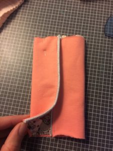 {DIY} Etui à mouchoirs lavables. Tuto couture Zéro déchet. Pas à pas couture facile pour coudre une pochette en tissu pour stocker vos mouchoirs.
